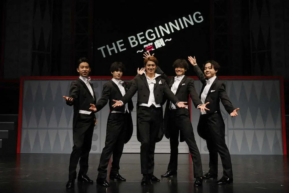 舞台「THE　BEGINNING～笑劇～」に出演する（左から）當間琉巧、嶋崎斗亜、小島健、佐野晶哉、岡佑吏