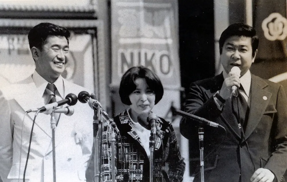 弟・裕次郎さん（右）から応援を受ける石原慎太郎氏（1975年）