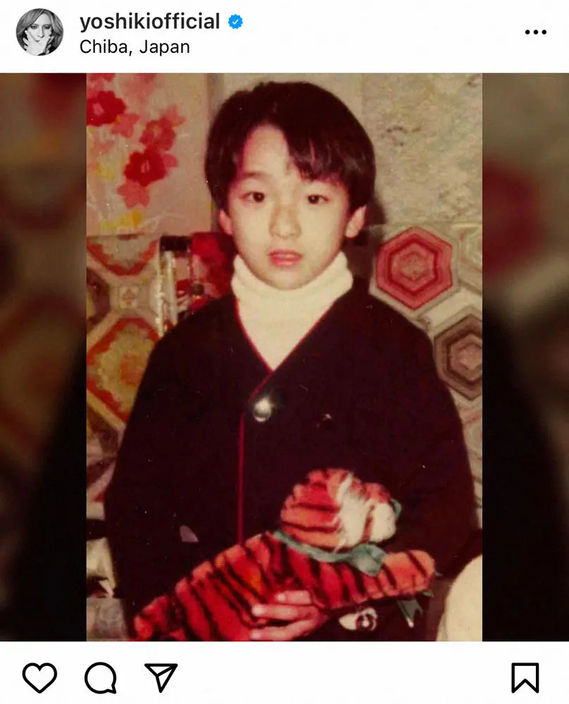 【画像・写真】YOSHIKI　子供時代の虎のぬいぐるみ持つ写真に「美少年」「綺麗な顔立ち」「魅力ありすぎ」
