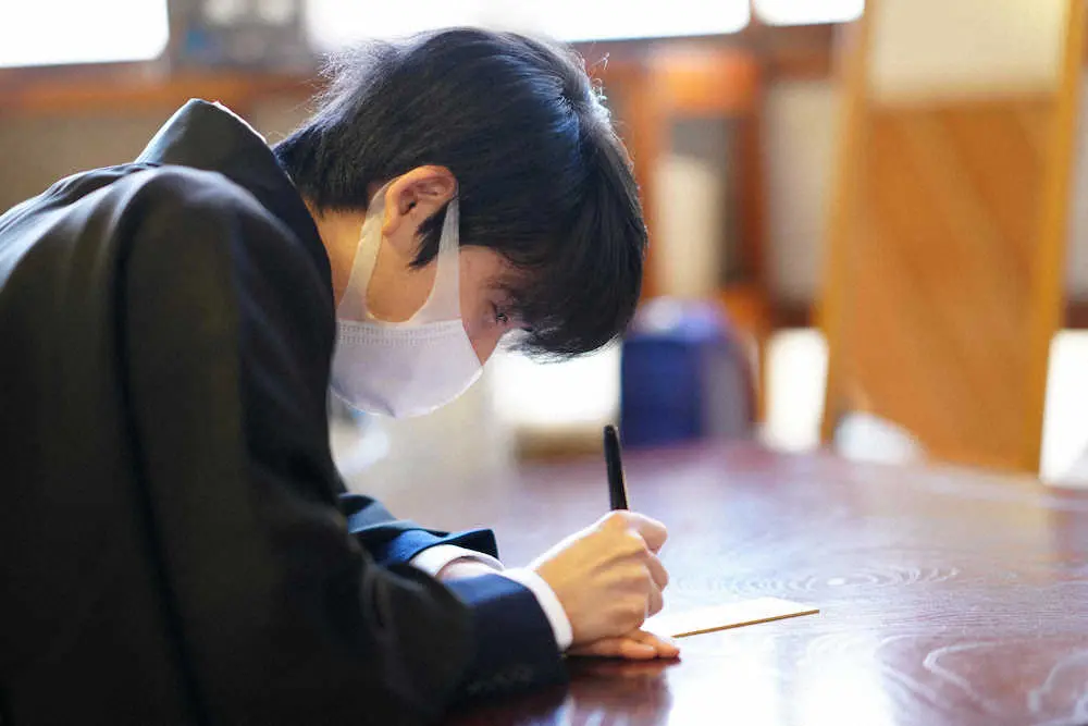藤井竜王 恒例コスプレは松尾芭蕉 王将戦3連勝から一夜明け撮影会 奥の細道 5冠へ続く スポニチ Sponichi Annex 芸能