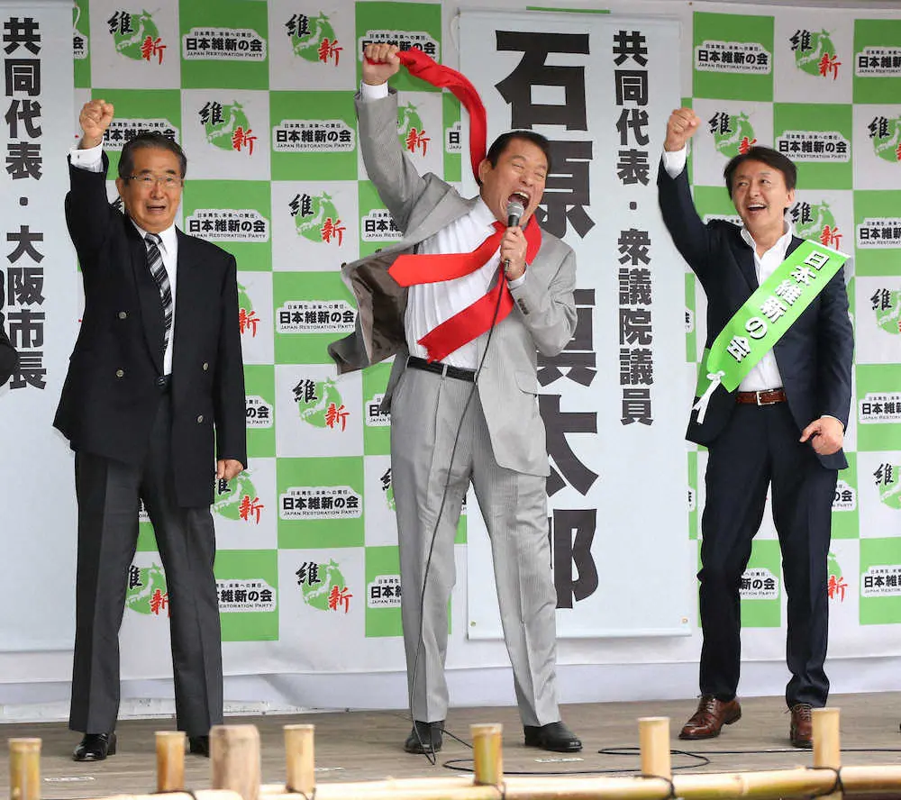 13年6月、参院選に出馬したアントニオ猪木氏（中）の街頭演説で叫ぶ石原慎太郎さん（左）と元日本テレビアナウンサーの小倉淳氏