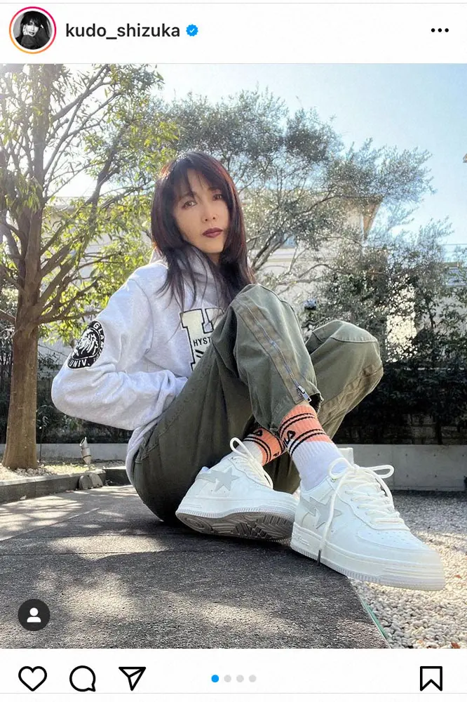 【画像・写真】工藤静香　ベルベットルージュで決めたカジュアルコーデにメイクアイテムも公開「ココちゃんそっくり」の声