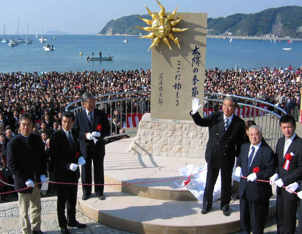 05年11月に「太陽の季節」文学記念碑除幕式を行った石原慎太郎さん（右から3人目）、式典に出席した俳優・舘ひろし（左から2人目）、石原伸晃氏（左）、徳重聡（右）
