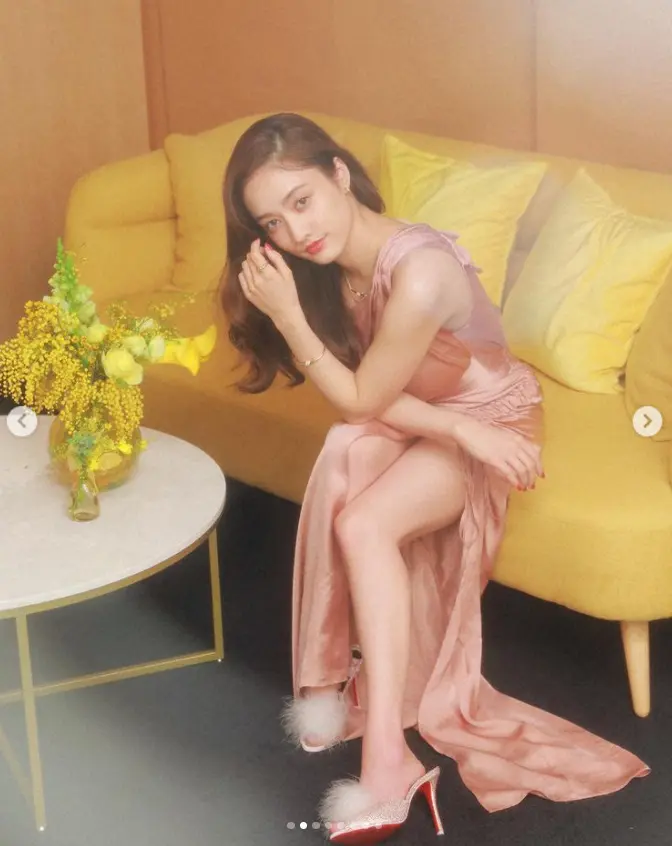 【画像・写真】谷まりあ　太腿チラリのスリットドレス姿公開に「ドキッ！美しい」