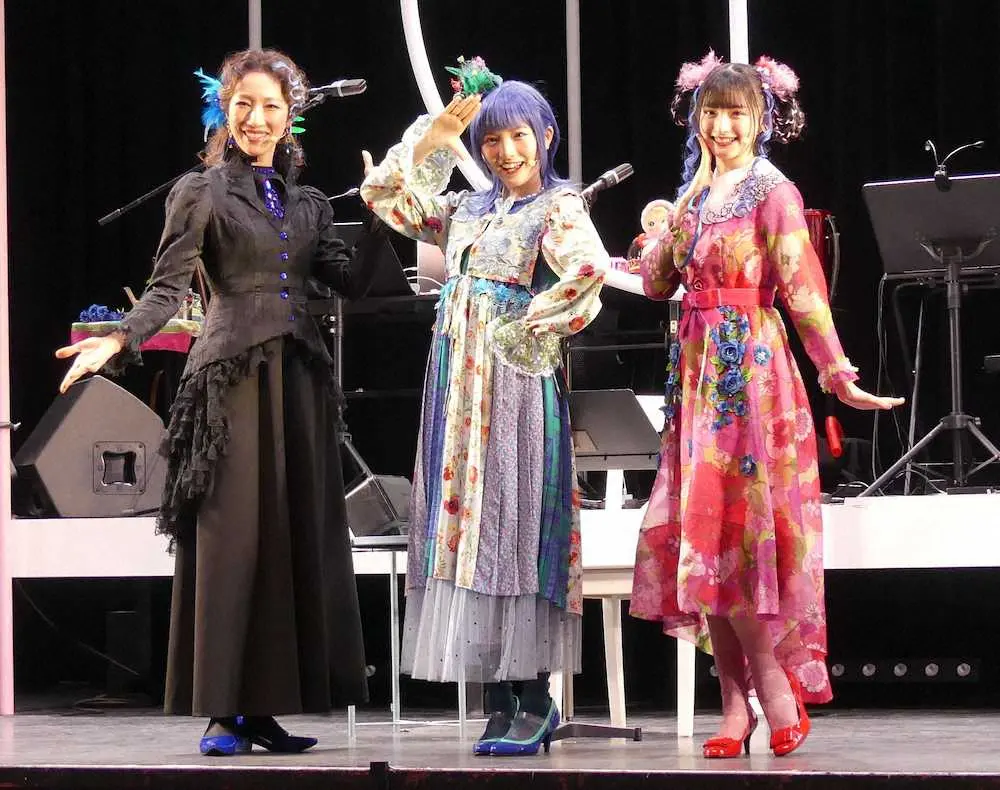 舞台「Reading　Pop『青い鳥』」の初日を迎えた（左から）水夏希、岡田奈々、菅田愛貴