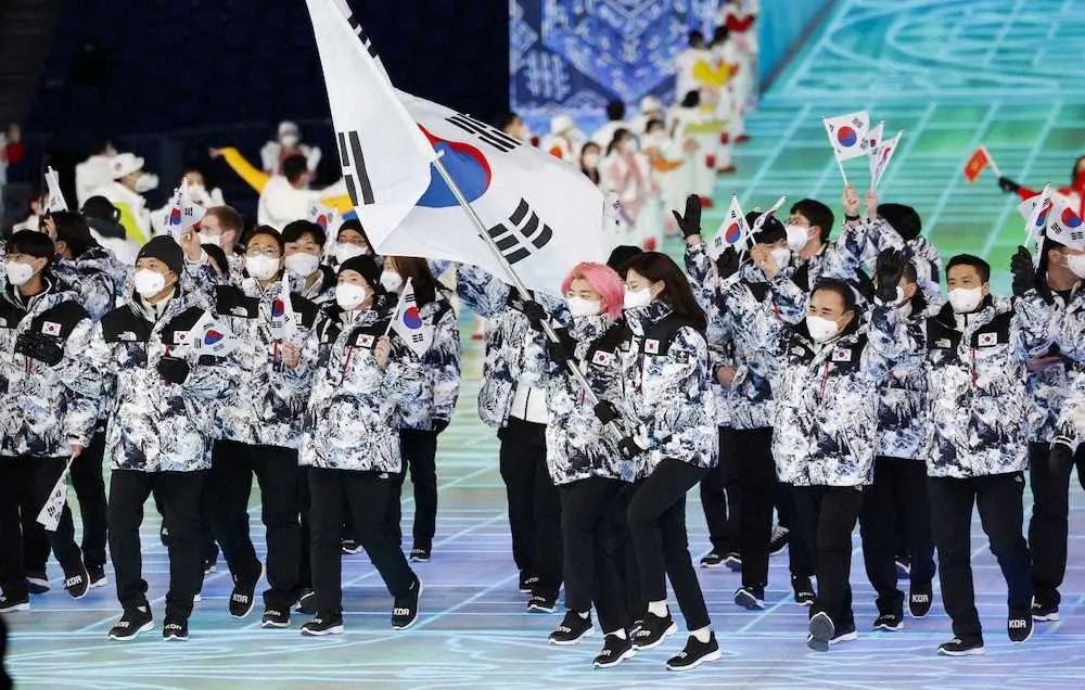 北京冬季五輪の開会式で入場行進する韓国選手団