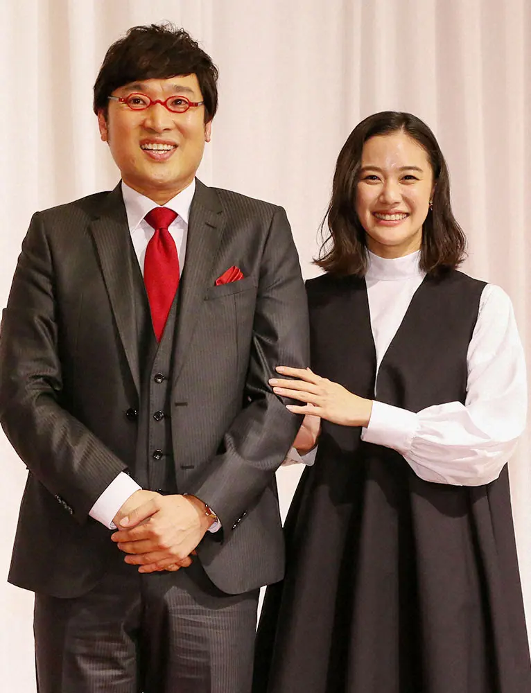 山里亮太（左）と妻の蒼井優