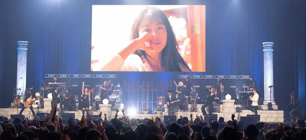ZARDの30周年イヤーを締めくくる記念ライブで故坂井泉水さんの写真を囲み歌うゲストアーティストら