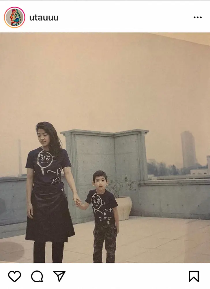 【画像・写真】UTA　母・内田也哉子さんの46歳誕生日におそろいTシャツの幼少期2ショットで「感謝と愛しかない」