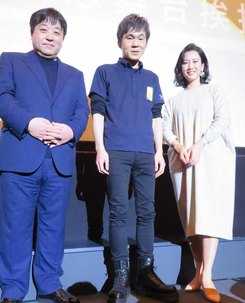 約2年遅れで公開された映画「高津川」の舞台あいさつを行った（左から）錦織良成監督、甲本雅裕、戸田菜穂