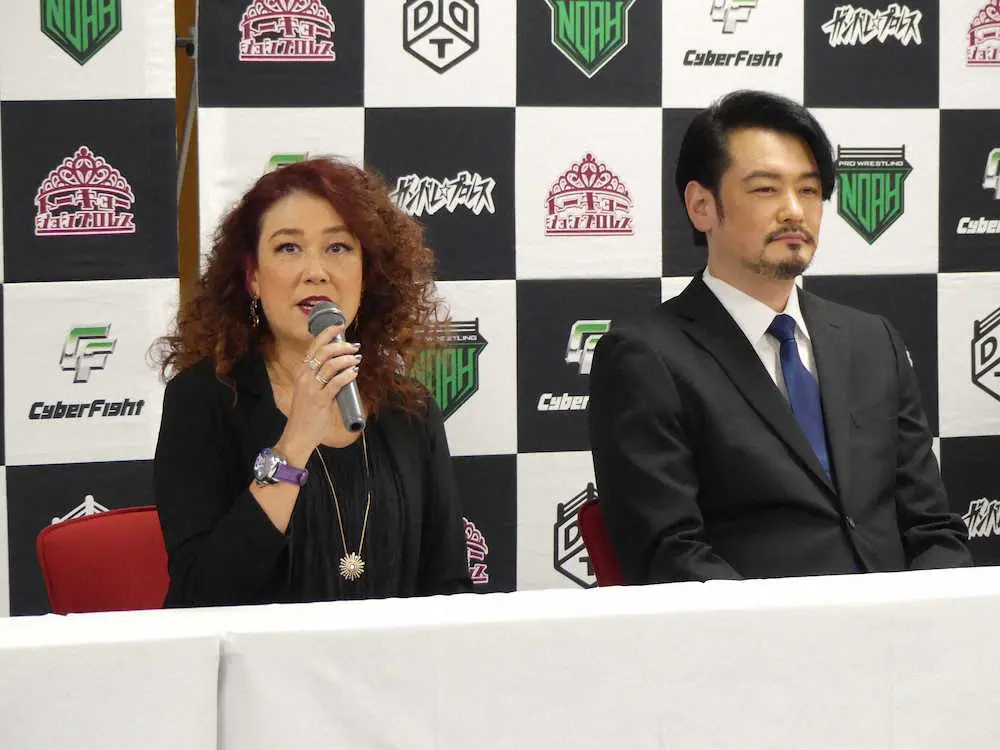 プロレスラーとしての引退試合の発表会見に臨んだLiLiCo（左）と、タッグを組む夫の純烈・小田井涼平