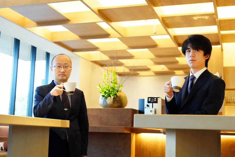 東京・立川のSORANO　HOTELに到着した渡辺王将（左）と藤井竜王（撮影・西尾　大助、会津智海）