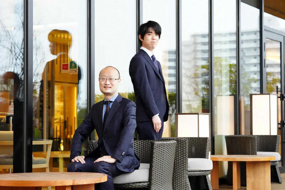 東京・立川のSORANO　HOTELに到着し笑顔を見せる渡辺王将（左）と藤井竜王（撮影・西尾　大助、会津智海）