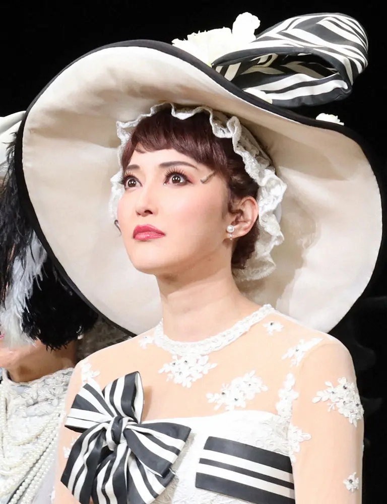 【画像・写真】朝夏まなと　自身もビックリ…そっくりすぎる母親と2歳の頃の2ショットに「本当にそっくり母娘」