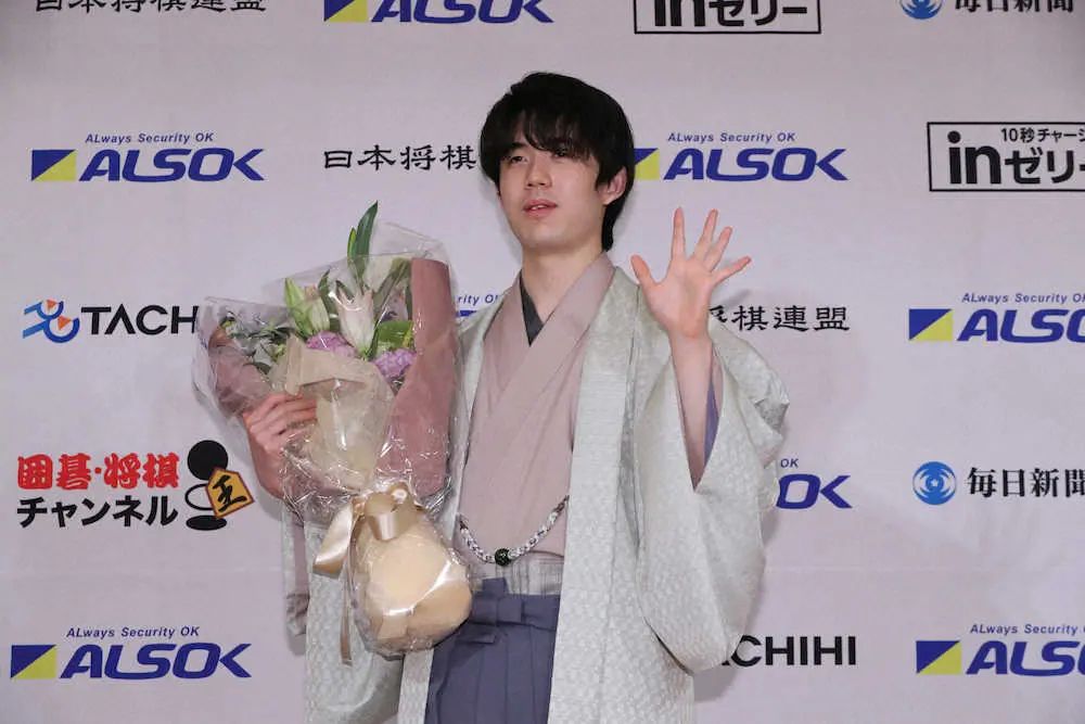 【画像・写真】藤井聡太竜王　最年少5冠にも謙虚「まだまだ見合った実力がない」　8冠達成へ「実力を高めて近づければ」