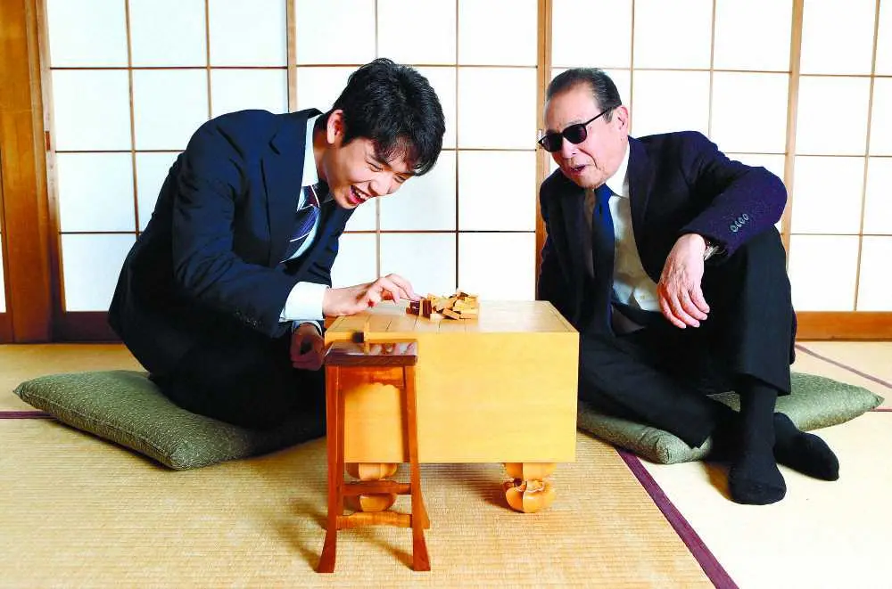 18年のスポニチ本紙正月企画で対談した藤井竜王（左）とタモリ