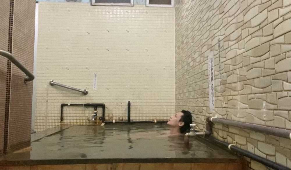 【画像・写真】高級旅館とは対照的な、街に根付くひなびた浴場もこの地を彩る一つです　静岡県熱海市・熱海駅前温泉浴場