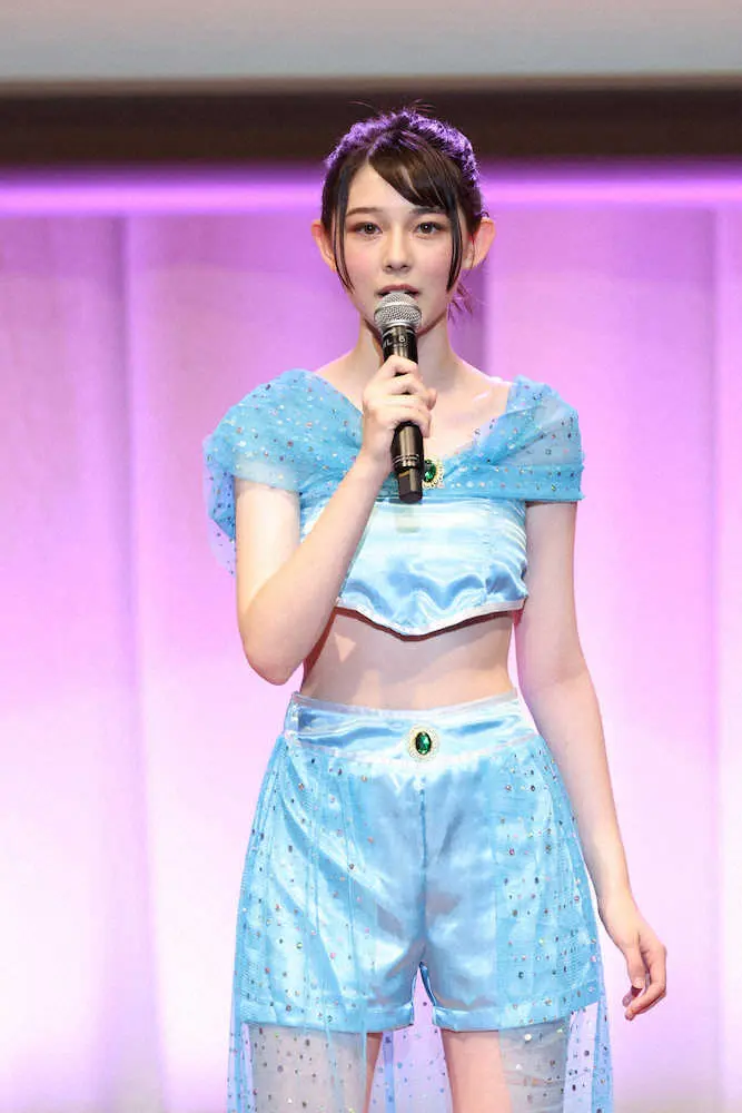 昨年の「ミス・ティーン・ジャパン」でジャスミンのコスプレをして歌う石川花