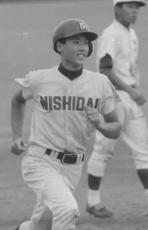 1989年7月、福岡県大会決勝で左越えにホームランを放つ西日本短大付属の新庄剛志