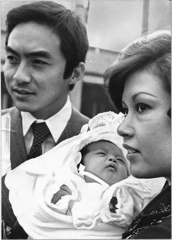 西郷輝彦さん、辺見マリ（右）と長女のえみり（中央）＝1977年撮影