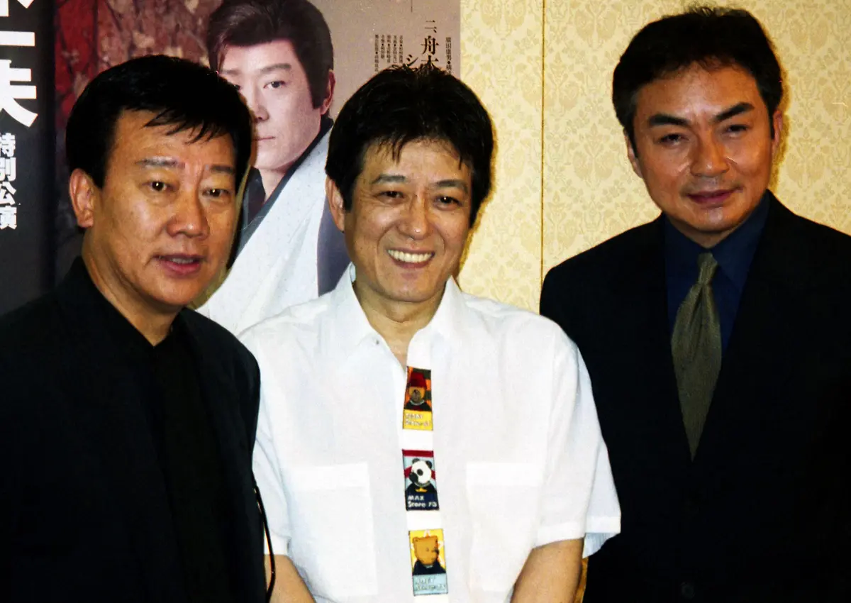 2000年、舟木一夫（中央）の公演に駆け付けた際の西郷輝彦さんと橋幸夫（左）