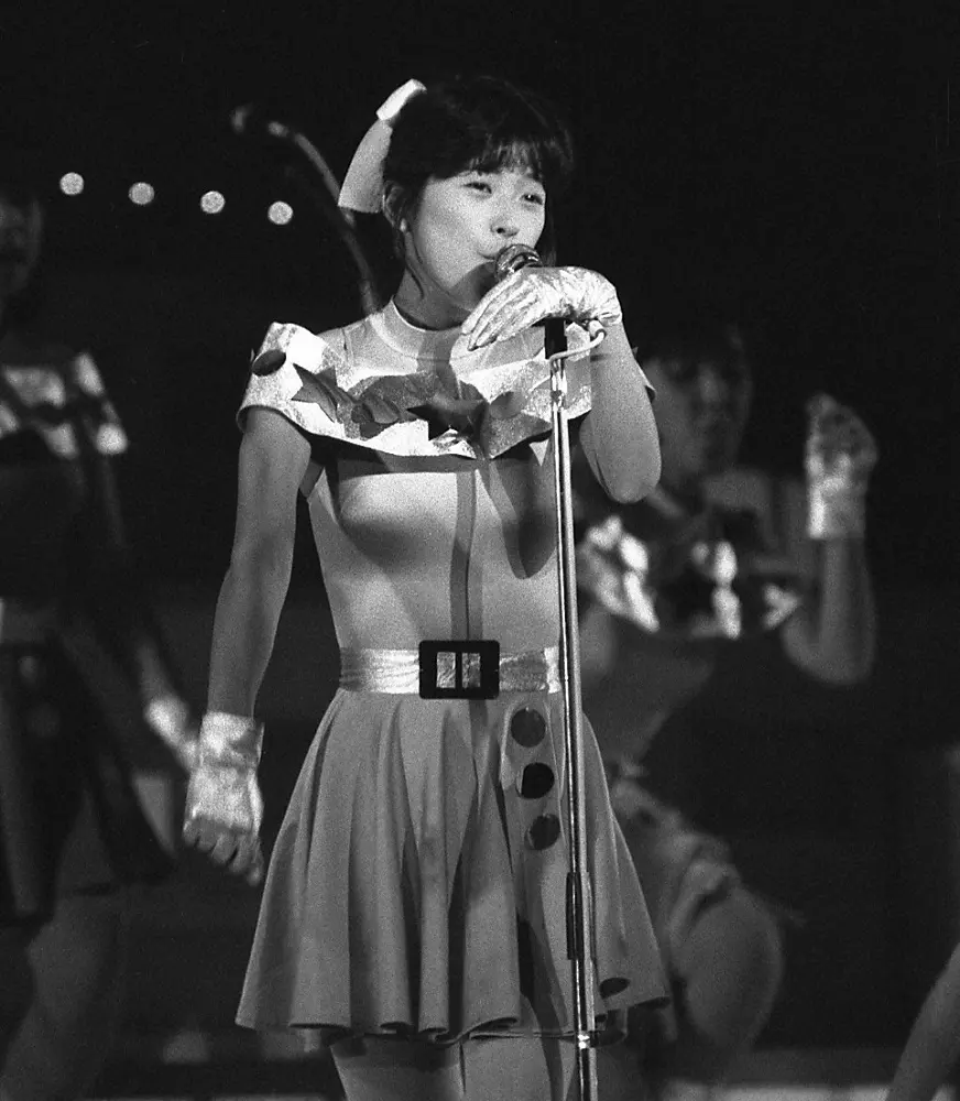 86年3月31日、おニャン子クラブのコンサートで歌う新田恵利