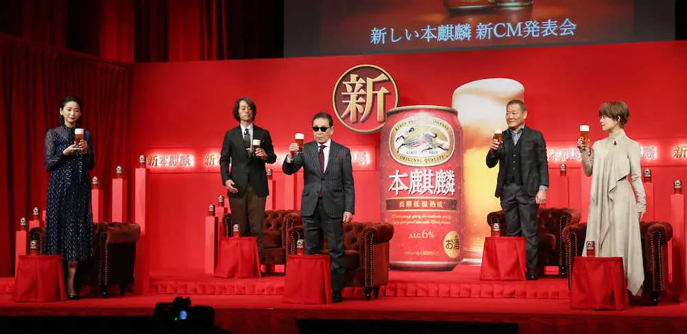 【画像・写真】タモリ「三度注ぎ」で乾杯　新CMに「スムーズにいきました」、IOCバッハ会長へ「飲んでもらいたい」