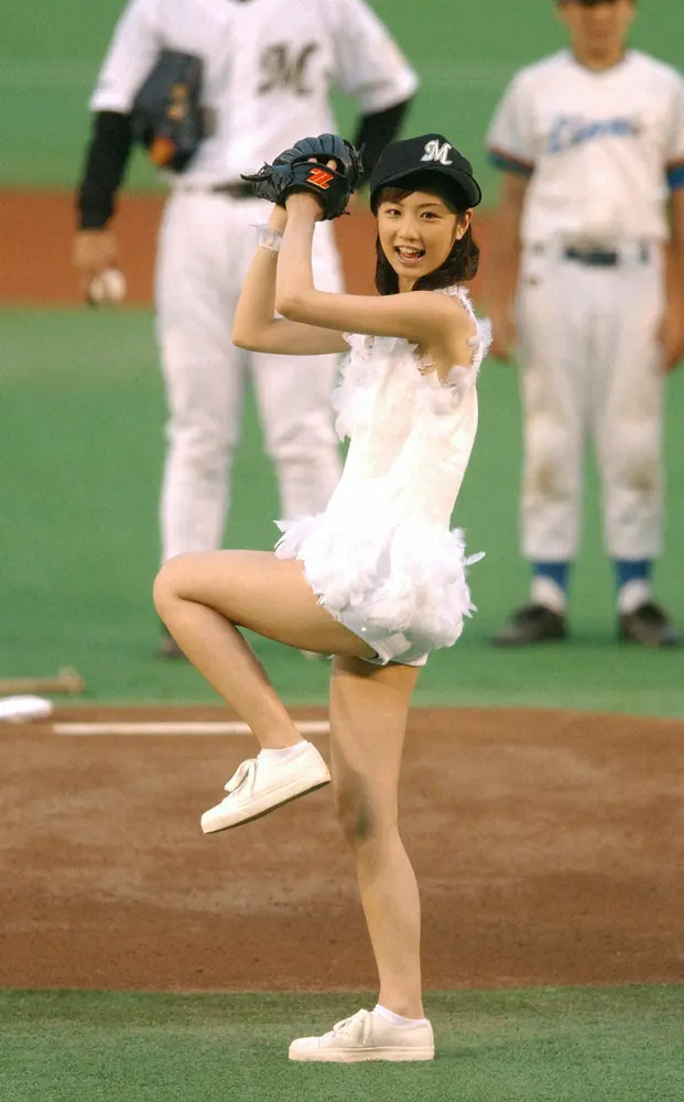 2003年、ロッテー近鉄の始球式に登場した小倉優子