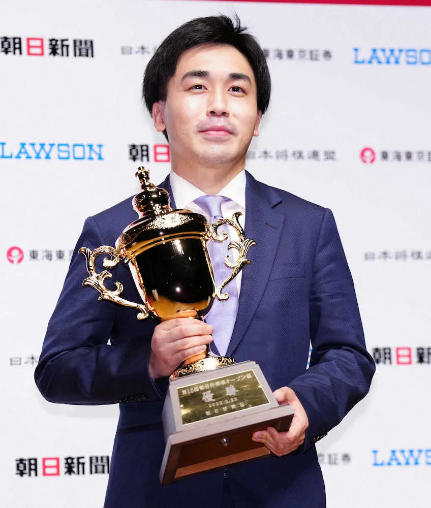 【画像・写真】菅井八段　朝日杯オープン戦初制覇　同門対決制す「兄弟弟子と真剣勝負をできたのは幸せ」