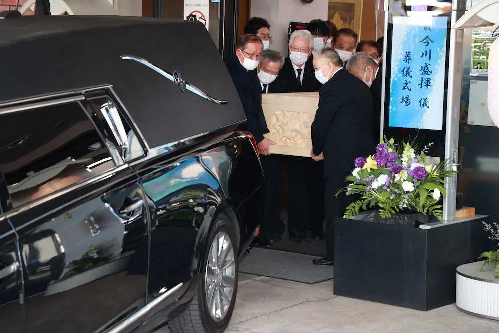 西郷輝彦さんの棺を霊きゅう車に運び込む関係者