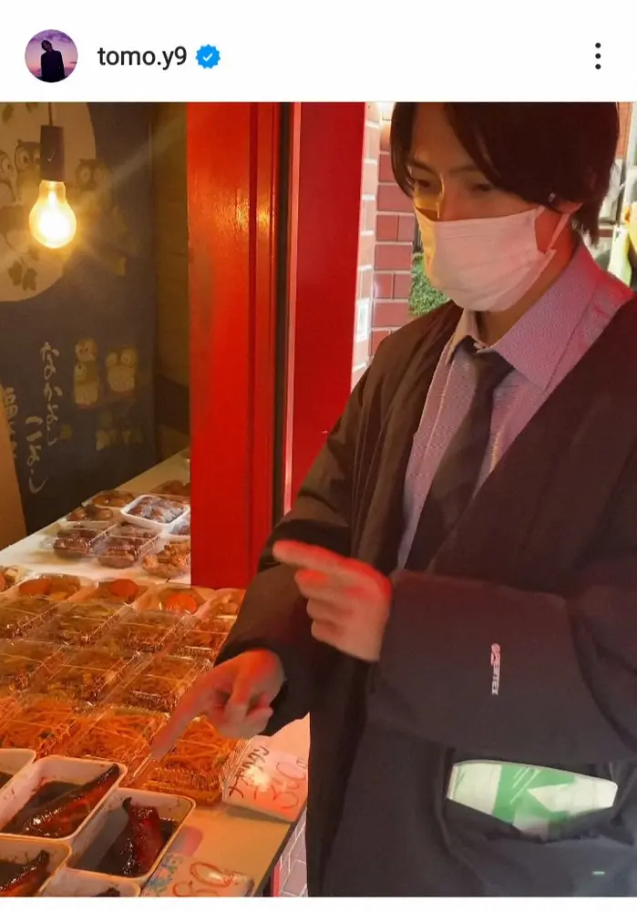 【画像・写真】山下智久　撮影の合間に総菜店でピース…気さくなオフショットに「可愛すぎ」「楽しそう」の声