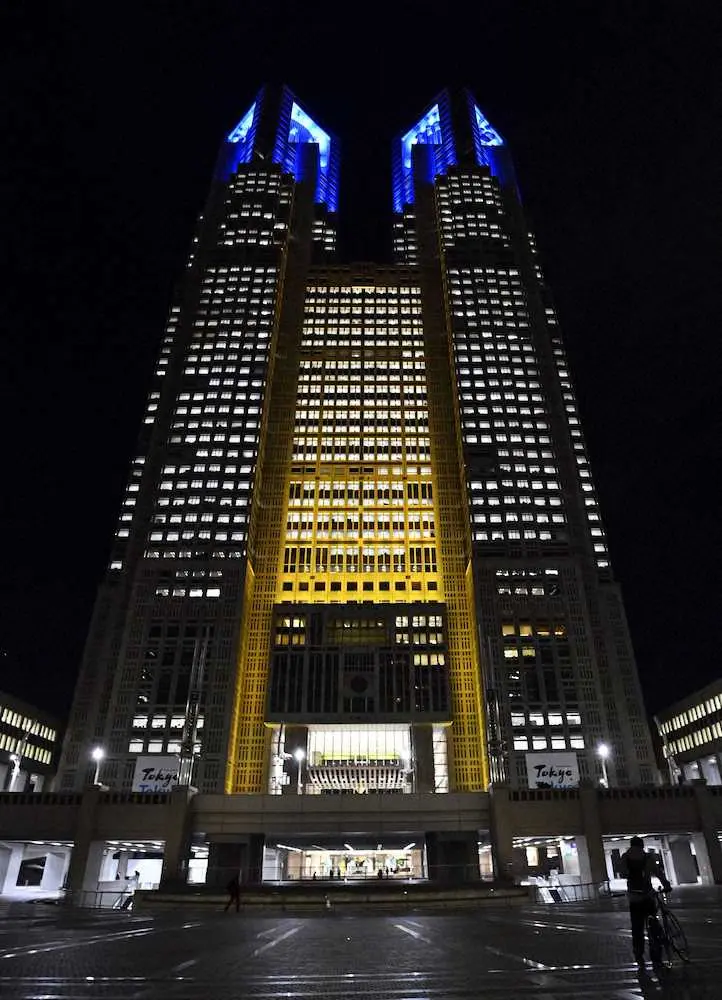 　連帯を示すため、ウクライナ国旗の青と黄にライトアップされた東京都庁舎＝28日夜