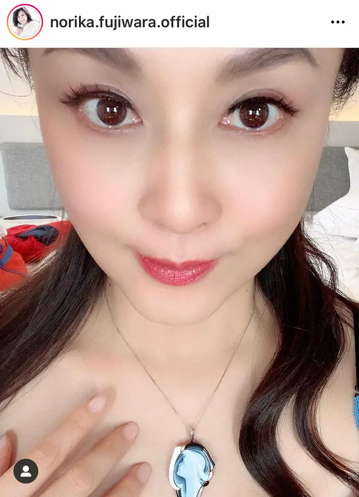 【画像・写真】藤原紀香　お気に入りカメオのネックレスがキラリ　取材会オフショットにファン「肌の透明感ヤバイ」