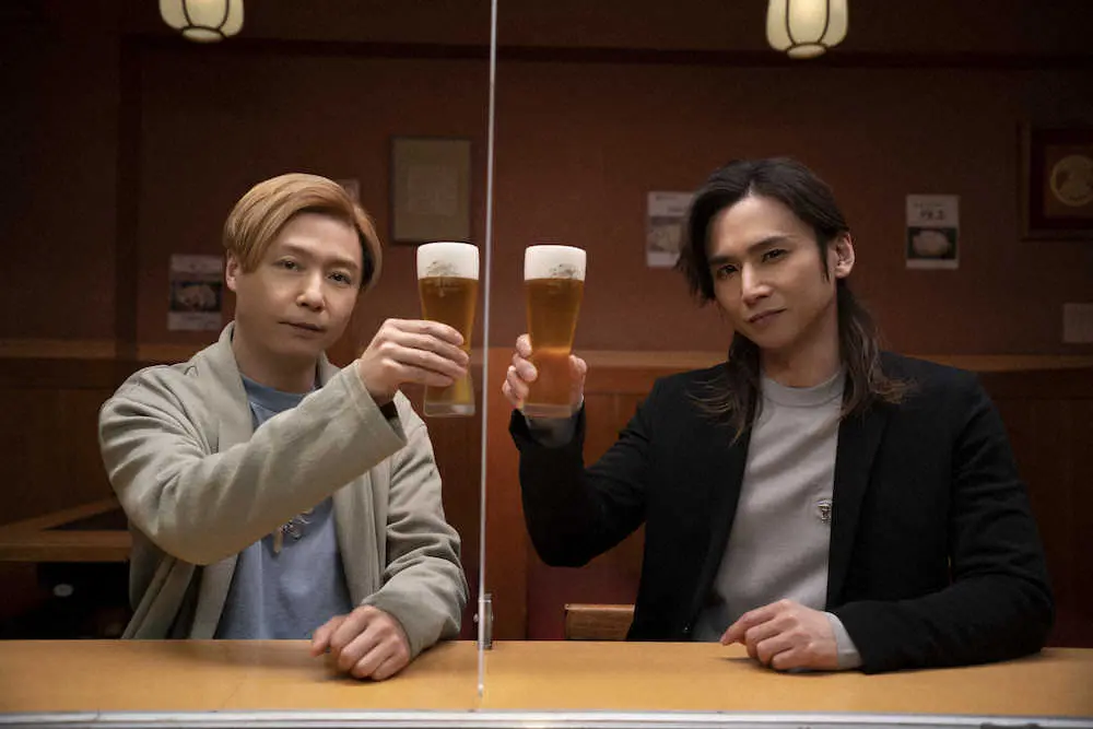 キリンビールの「一番搾り生ビール」新CMに出演するKinKi　Kidsの堂本光一（右）と堂本剛