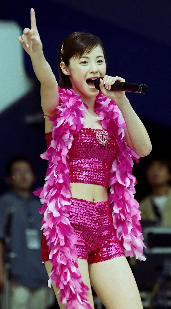 「ＬＯＶＥ涙色」イベントでピンクのヘソ出し短パン姿で元気いっぱいに新曲を熱唱する松浦亜弥