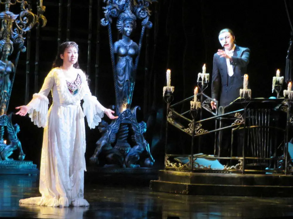 13年ぶりに大阪で上演される「オペラ座の怪人」で熱演する（左から）山本紗衣、岩城雄太　　　　　　　　　　　　　　　　　　　　　　　　　　　　　　