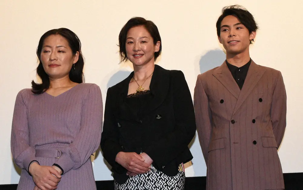 映画「親愛な他人」の舞台あいさつに登場した（右から）上村侑、黒沢あすか、中村真夕監督