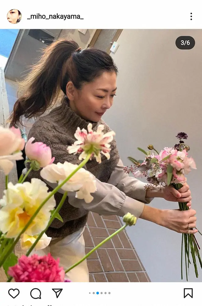 【画像・写真】中山美穂　ポニーテール姿で初のフラワーアレンジメント披露に「美穂さんもお花のアレンジも綺麗」の声