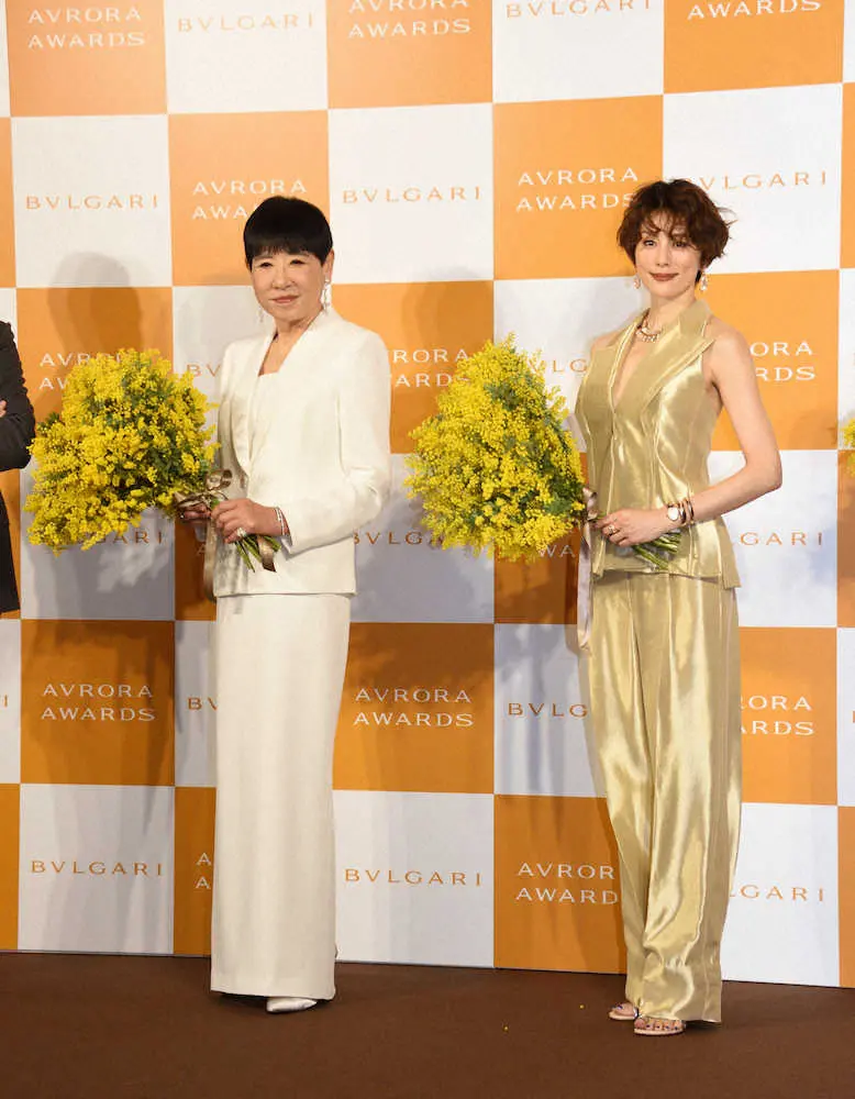「BVLGARI　AVRORA　AWARDS　2022」国際女性デー記者会見に登場した和田アキ子（左）と米倉涼子