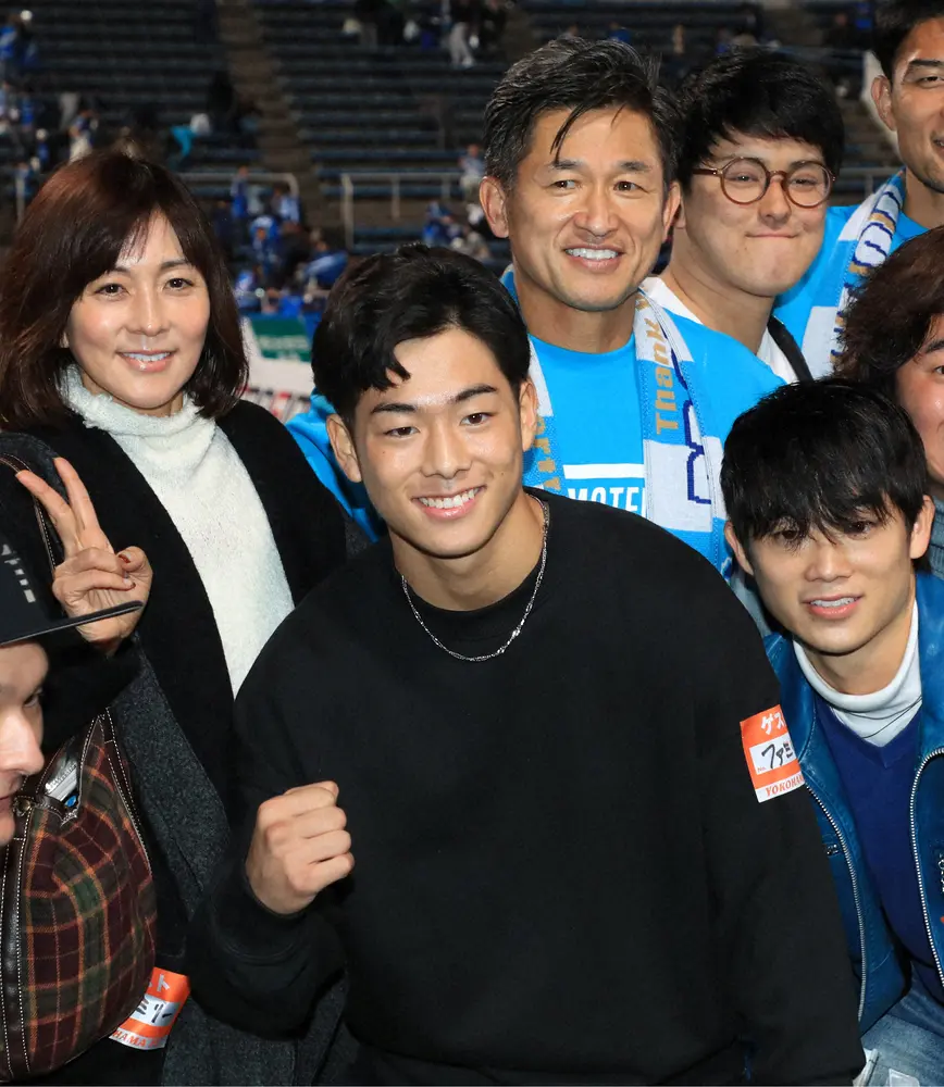 【画像・写真】左から三浦りさ子、次男・孝太、三浦知良、長男の三浦りょう太