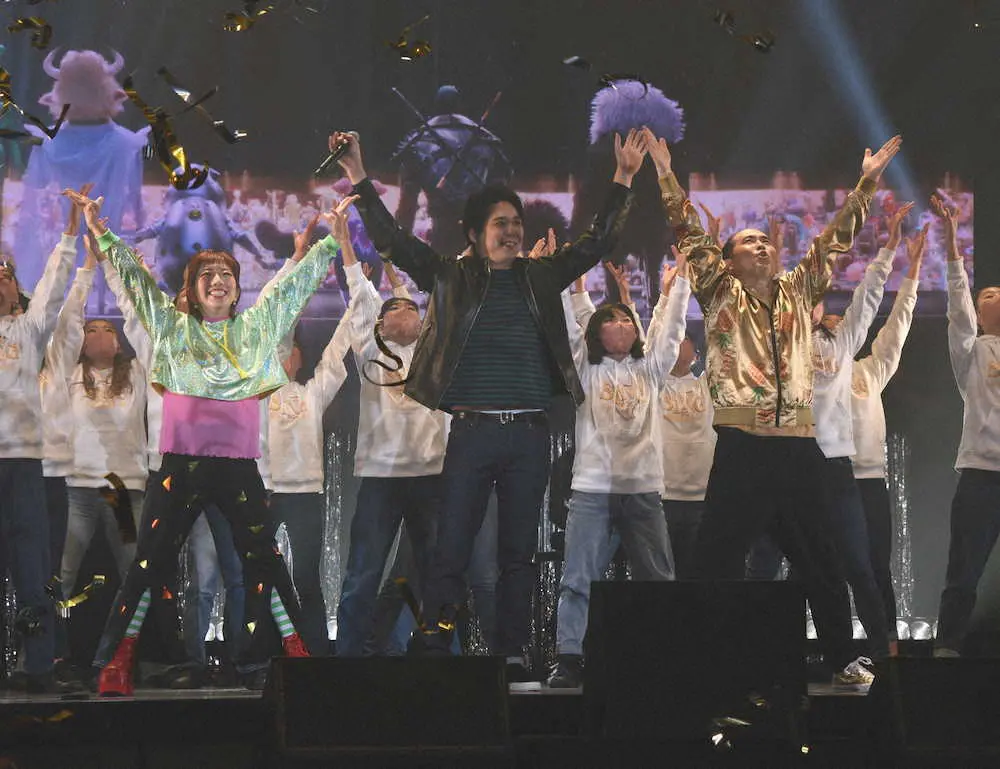 映画「SING/シング:ネクストステージ」の公開記念ライブイベントに登場した（左から）akane、「スキマスイッチ」大橋卓弥、「トレンディエンジェル」斎藤司