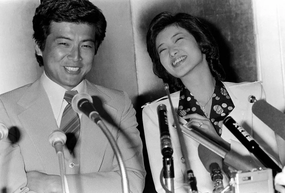 山口百恵（右）と婚約を発表した三浦友和　撮影：1980年3月7日　東京プリンスホテル