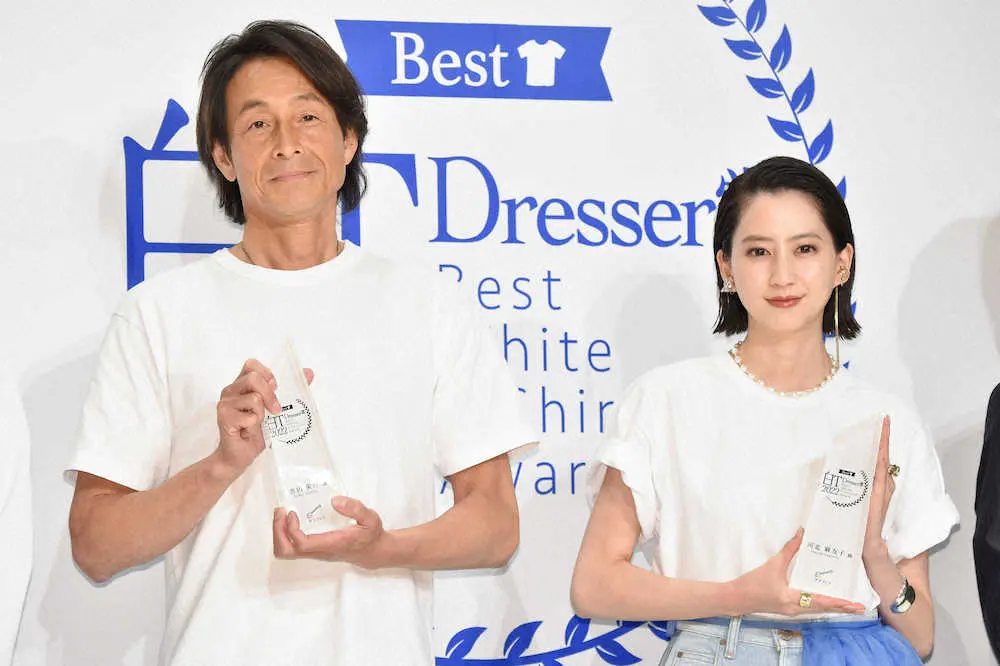 オキシクリーン「Best　白T　Dresser賞　2022」授賞式に出席した（左より）吉田栄作、河北麻友子