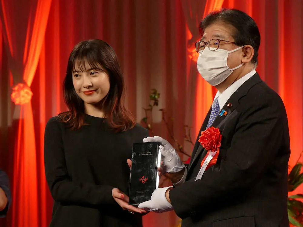 「第27回AMDアワード」の授賞式で、金子恭之総務相から大賞の総務大臣賞の盾を受け取った吉高由里子