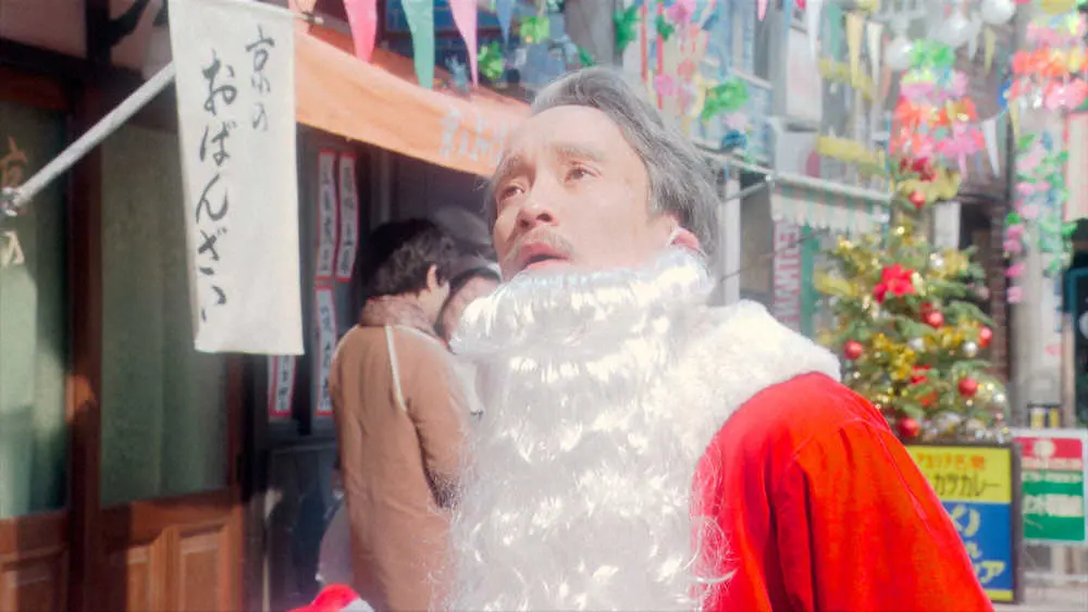 連続テレビ小説「カムカムエヴリバディ」第94回で、サンタクロースの衣装で思いをめぐらせる算太（濱田岳）（C）NHK