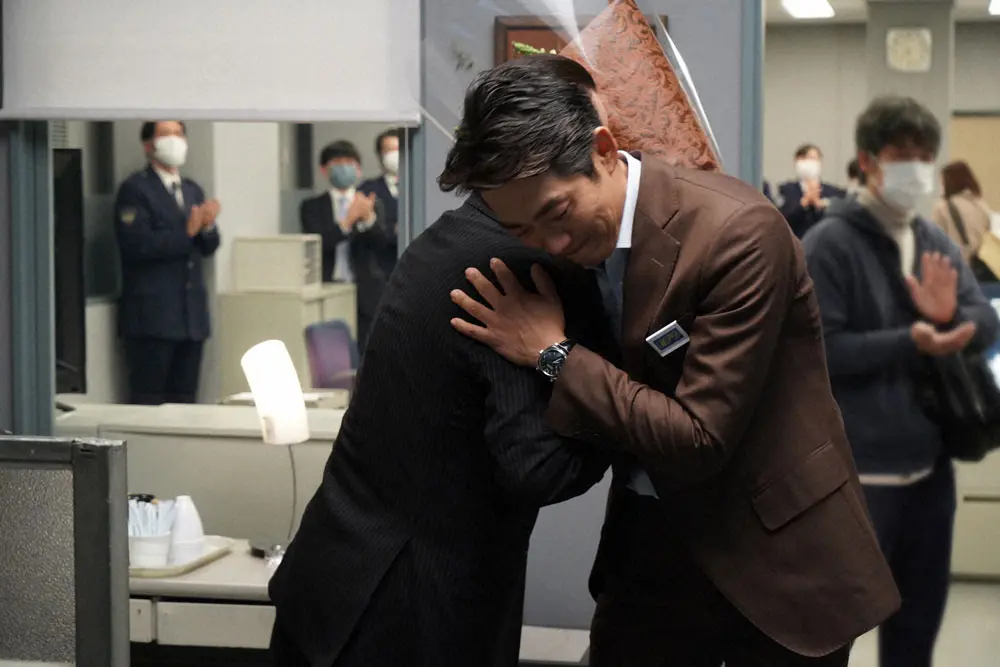 「相棒season20」がクランクアップし、抱擁する水谷豊（左）と反町隆史（C）テレビ朝日