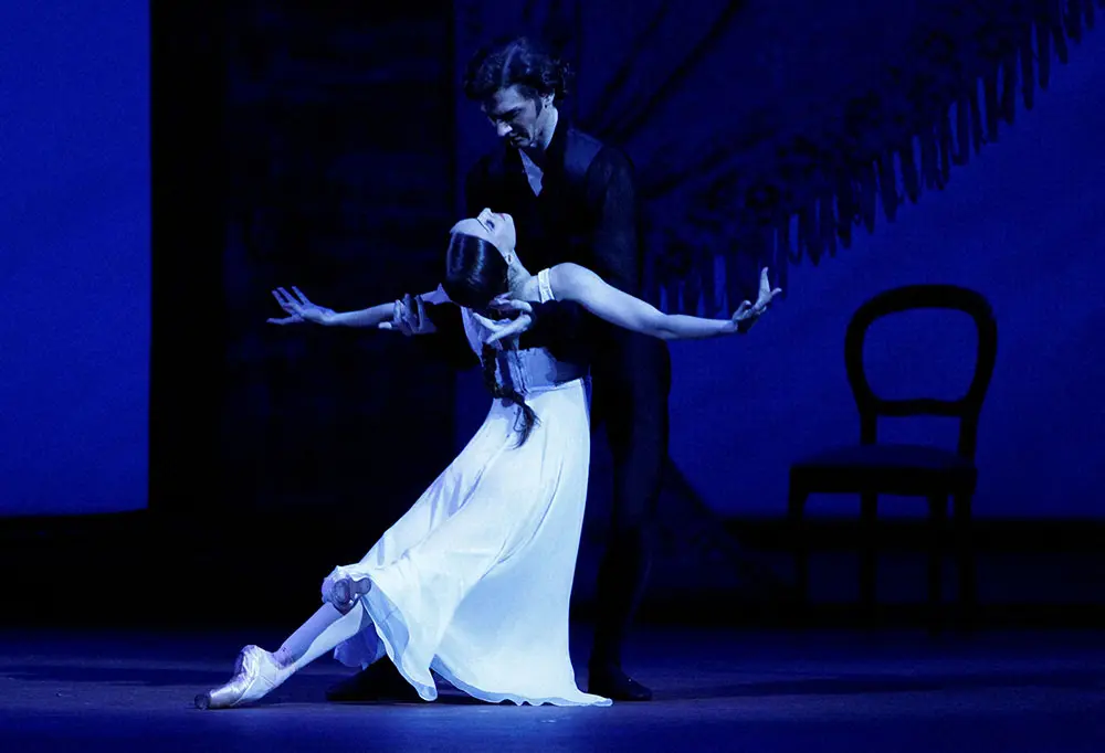 ボリショイ・バレエで「オネーギン」を演じるオリガ・スミルノワ（手前）＝ロイター