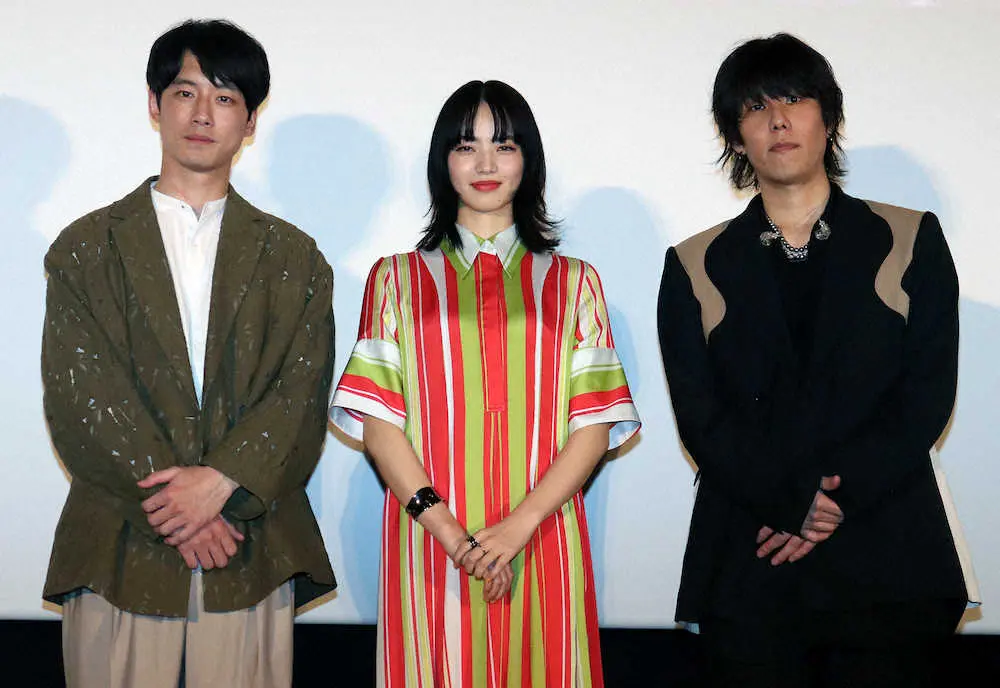 映画「余命10年」の大ヒット舞台あいさつを行った（左から）坂口健太郎、小松菜奈、野田洋次郎