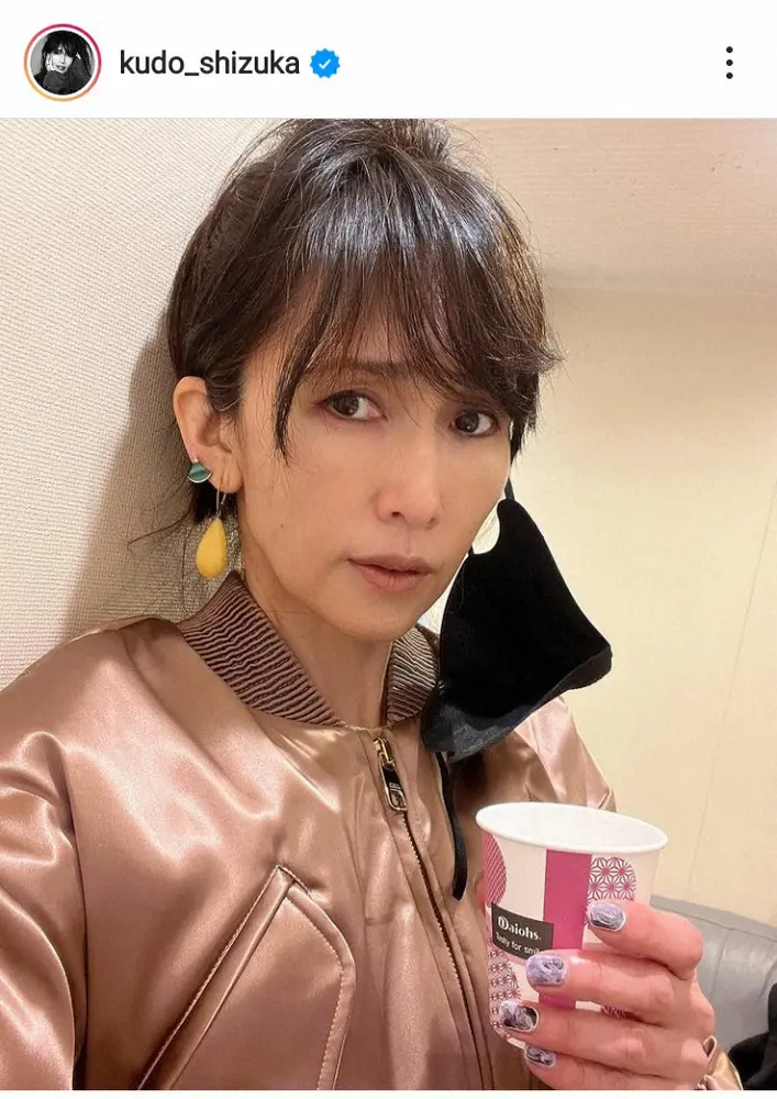 【画像・写真】工藤静香　ピンクのブルゾン姿で銀座を歩き「プチ迷子」もKoki,見つけて「素早くパシャリ」