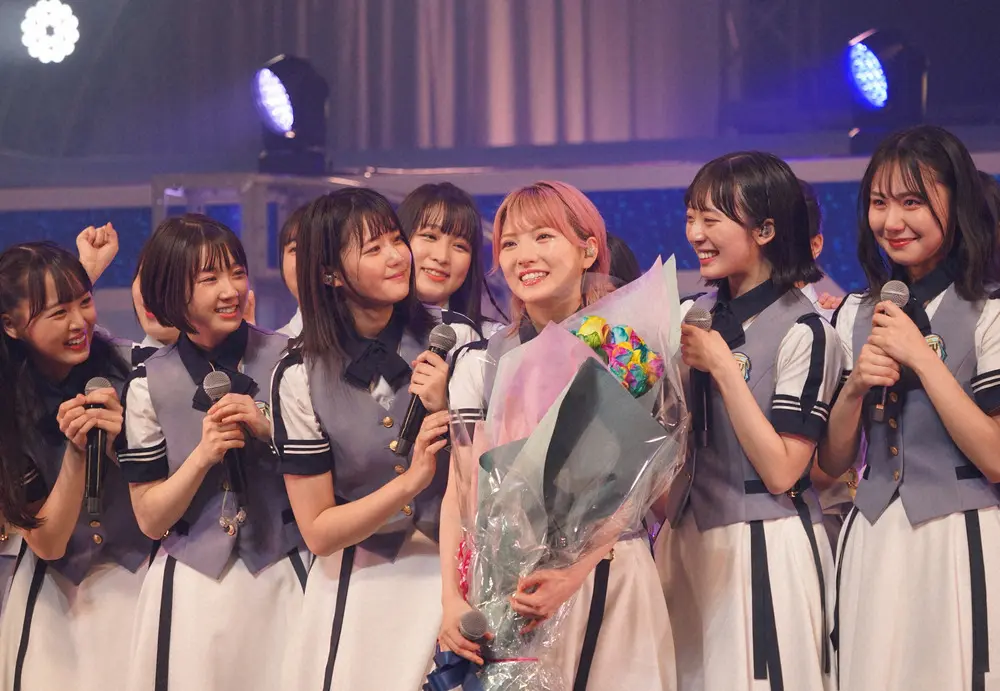後輩たちに七色のバラの花束をプレゼントされて、STU48を去った岡田奈々（右から３人目）